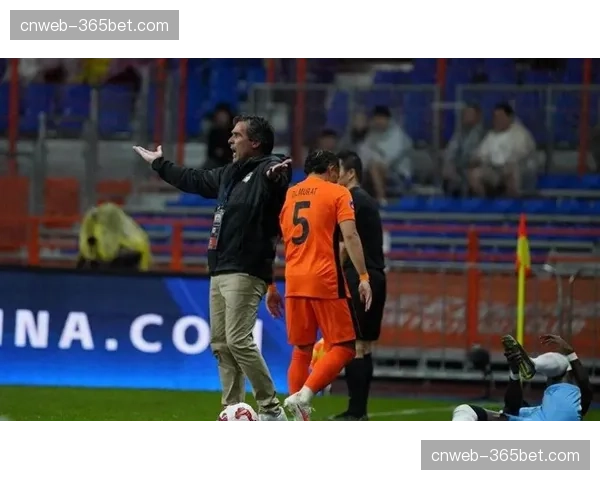 特写镜头：终场哨响，老将穆勒安慰失点的年轻队友