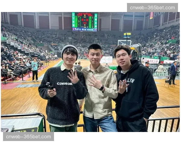 场边趣闻：广东队小外援沃特斯与辽宁球迷友好互动